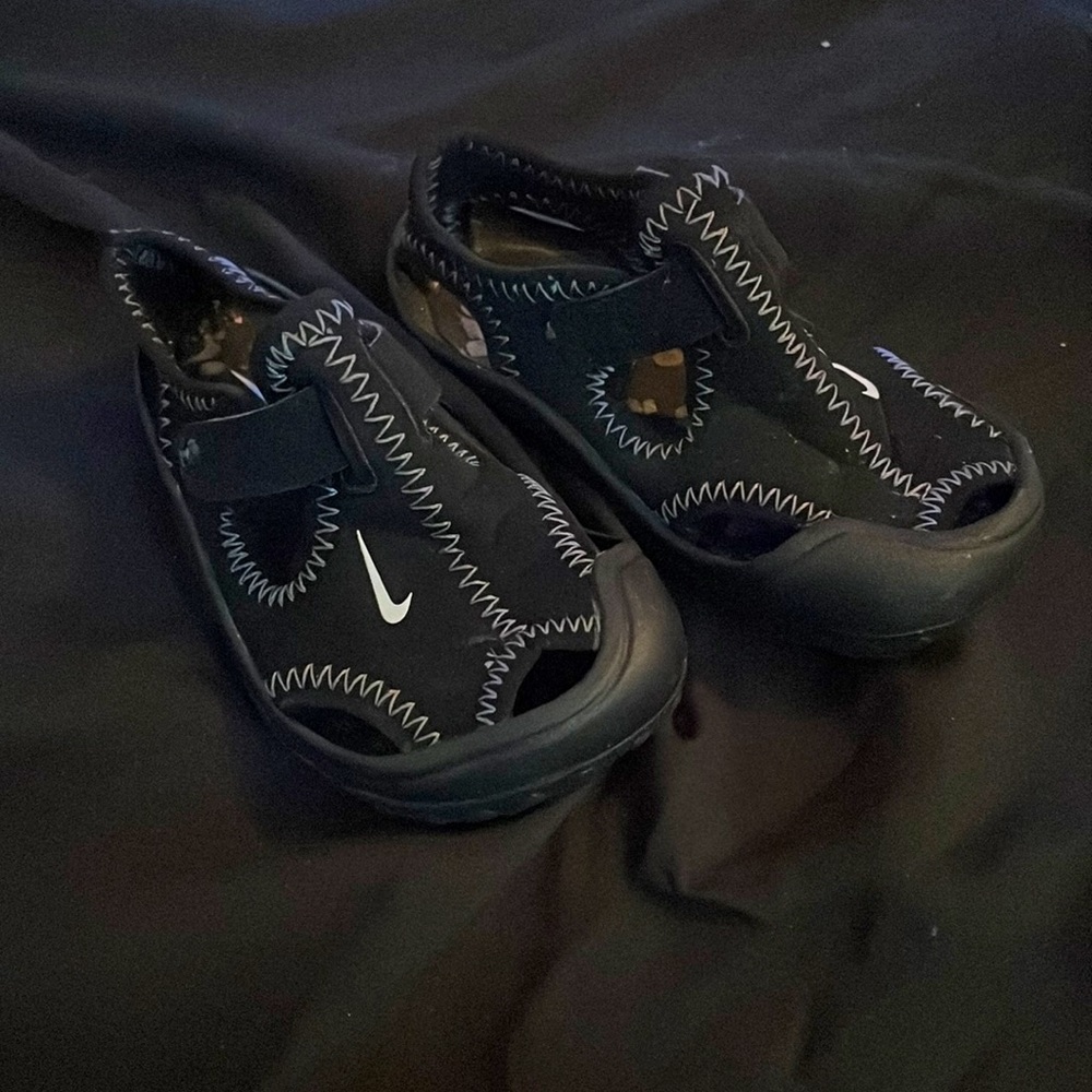Toddler Nike sandals boys size 6